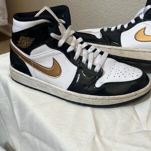 Jordan 1 Mid
Patent Black White Gold